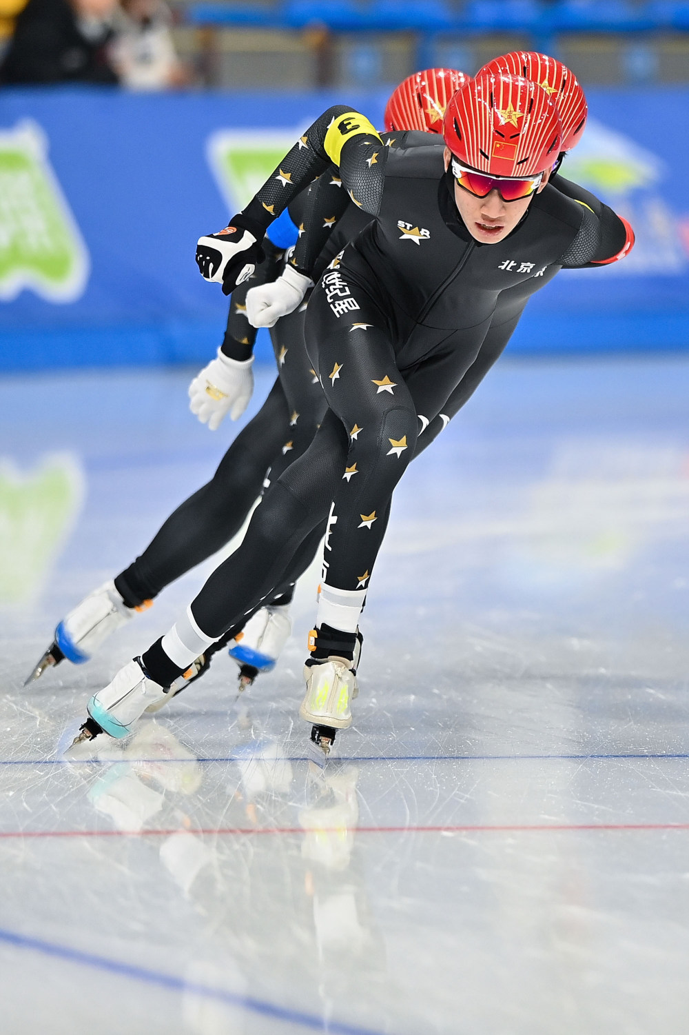 速度滑冰青年组男子团体追逐赛况