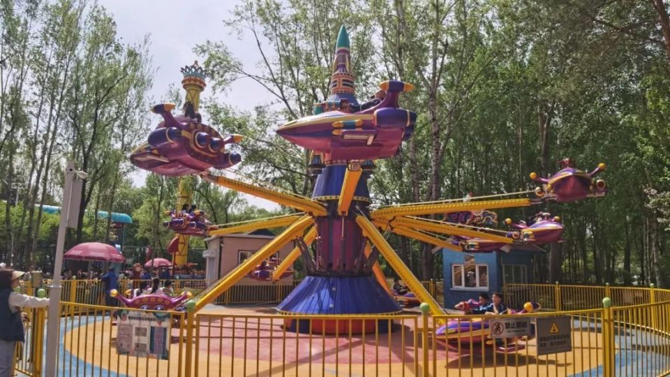 游乐设施全部开放在太阳岛风景区笨熊乐园,正逢哈市一所小学在此组织
