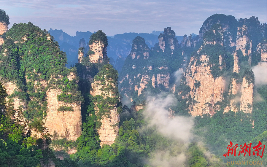 白云绕山间图片图片