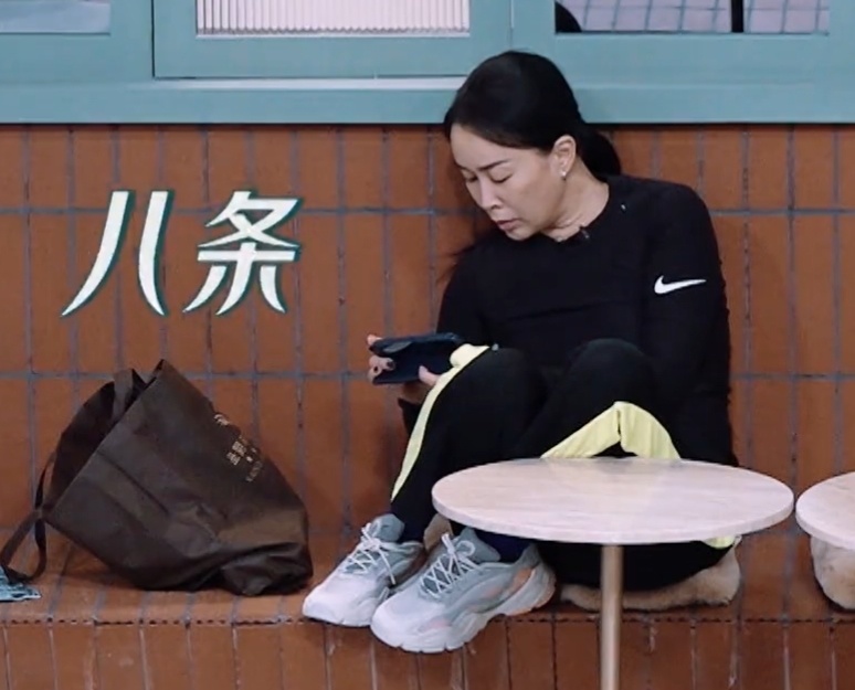 这一幕不禁让人联想到了在《乘风破浪》中,那英练舞累了,拿起手机说"