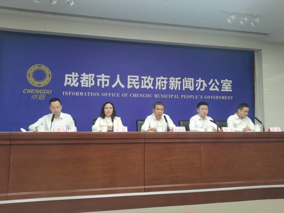 6月3日,成都市政府新闻办公室举行发布会,介绍以"到成都街头走一走