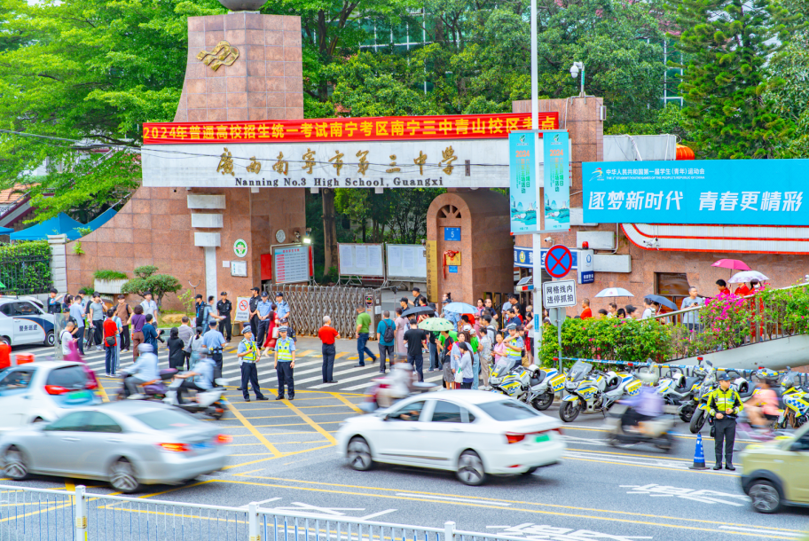 为确保高考期间道路交通安全畅通,市公安局交警支队在城区多个考点