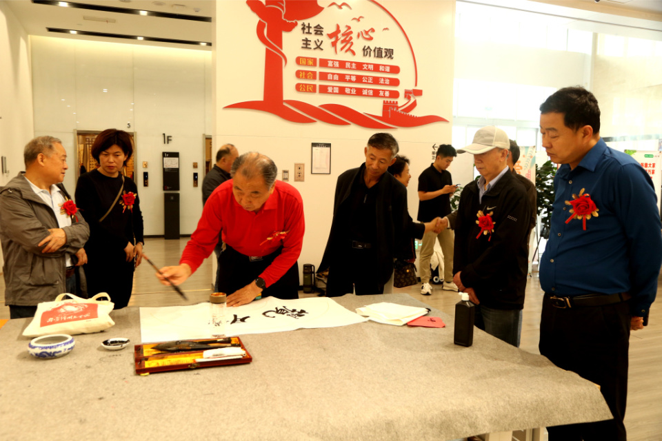 青岛军创书画院在西海岸新区举行"风景这边独好"精品书法展