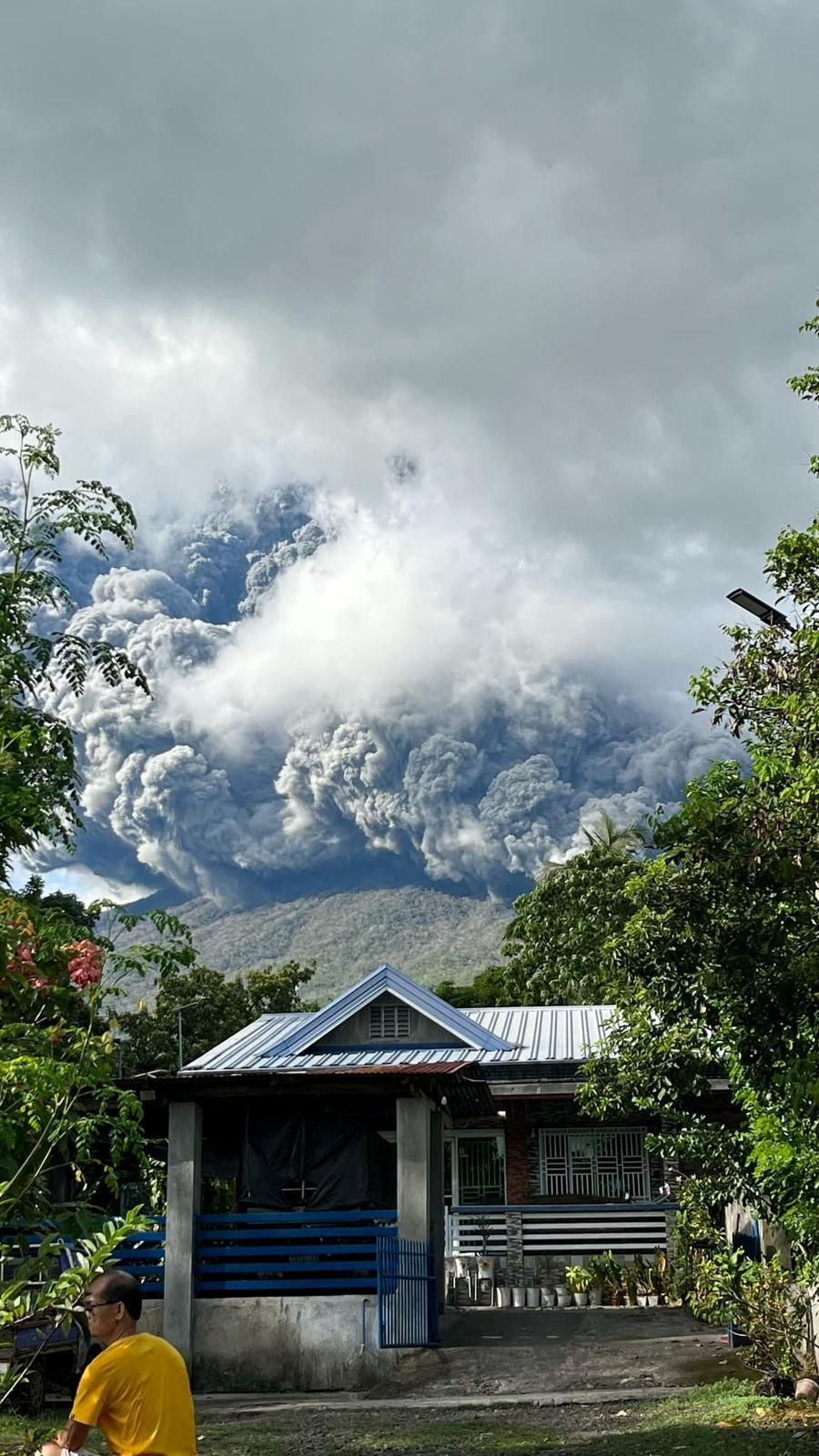 菲律宾中部坎拉翁火山喷发