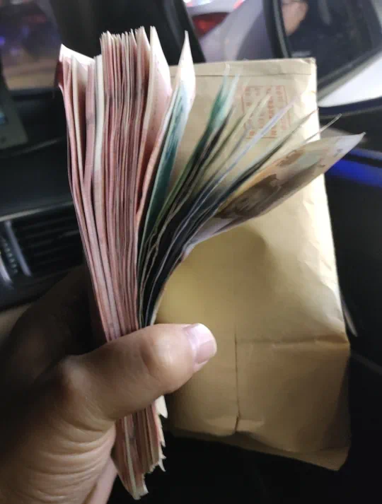 "警察同志,我在路边捡了9000多块钱"
