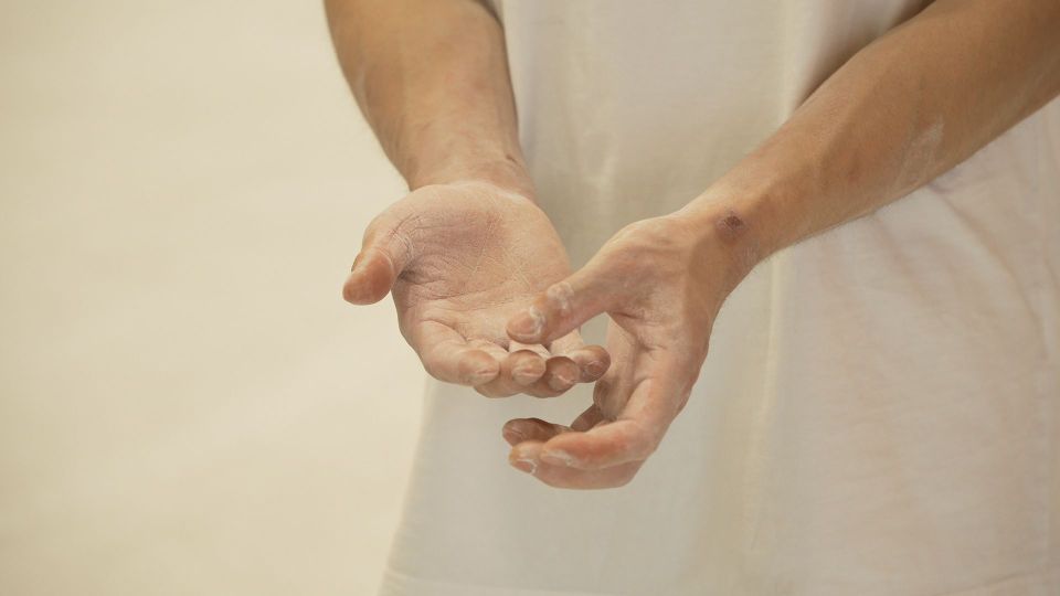 非训练正酣,只见他在岩壁上凹尽各种造型,用一只手,甚至是几根手指头