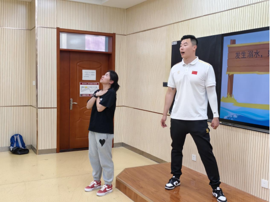 郭玮教练通过ppt的方式为学生们详细讲解了基本的游泳常识,并介绍了