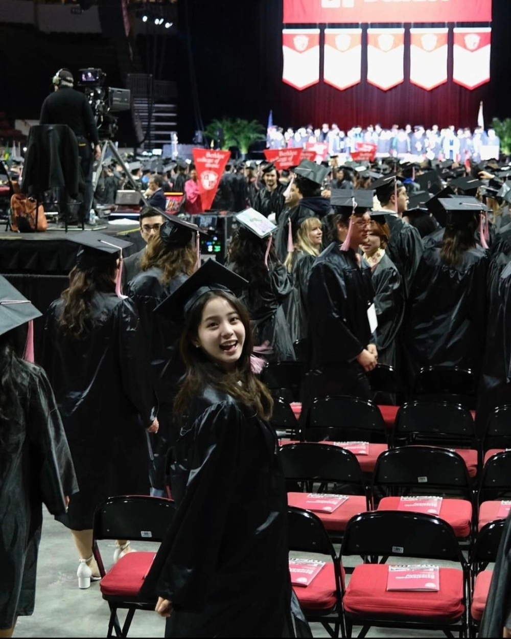 欧阳娜娜学历争议:只拿"大专文凭",却从"认识自己"的课上毕业