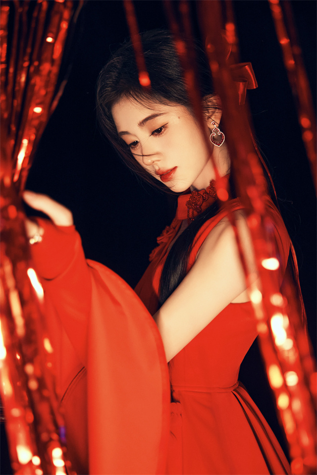 电鳗号红裙下的鞠婧祎甜笑中的迷人魅力