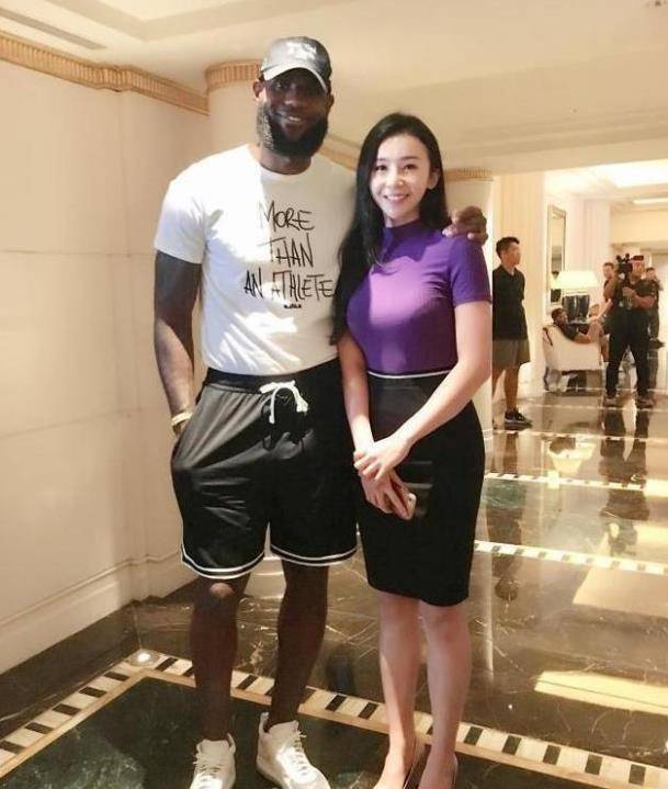 当时nba在中国异常火爆,但几乎没有女主播,像张曼源这样专业对口,长得
