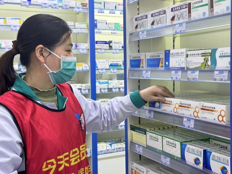 "在位于朝阳区的天保堂平价大药房里,工作人员在抗感染药物的专区中