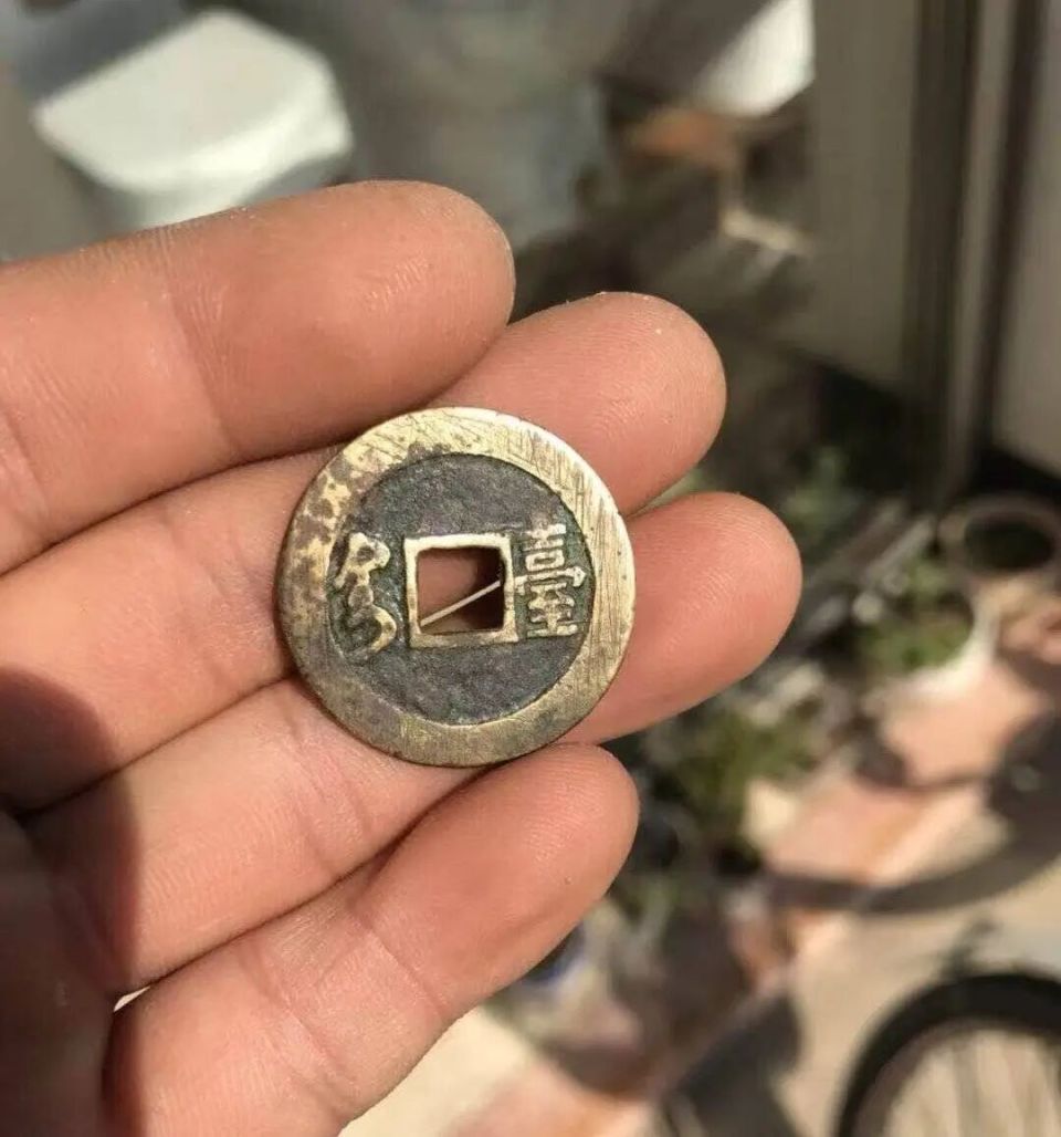 6800元买的古钱币，多年后同一家机构鉴定变“假货”？男子起诉卖家和鉴定机构，法院判决公布-腾讯新闻
