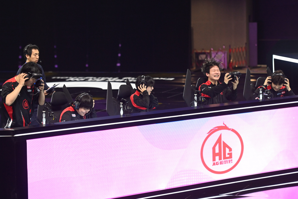 5月21日,成都ag超玩会队选手在夺冠后庆祝.