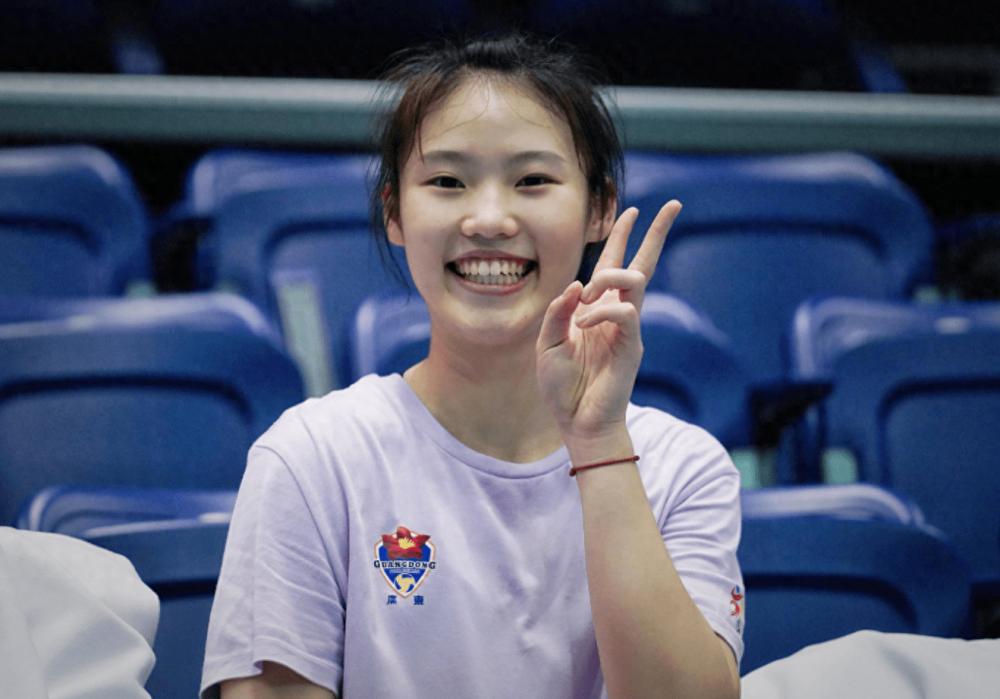 官宣!中国女排名单做出调整,小钢炮重获启用,最美二传意外离队