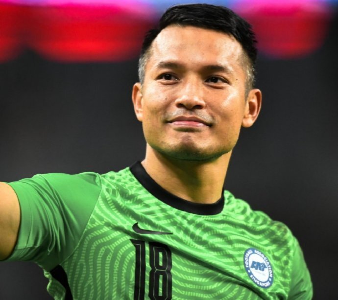 国足惊险晋级,球迷感谢新加坡:40岁老门将全场最佳,1