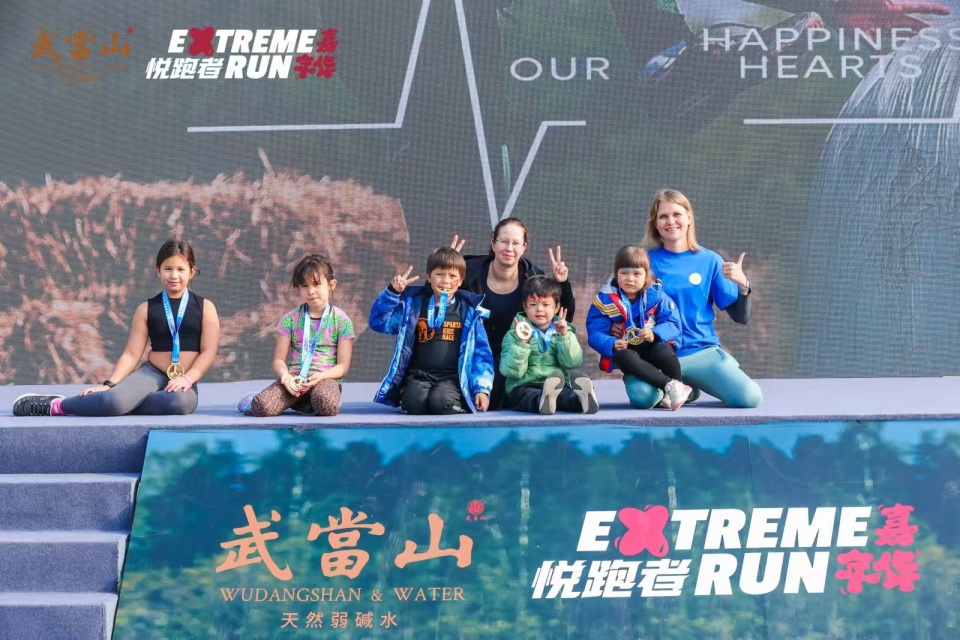 庆祝中芬建交75周年，芬兰趣味障碍跑亮相石景山