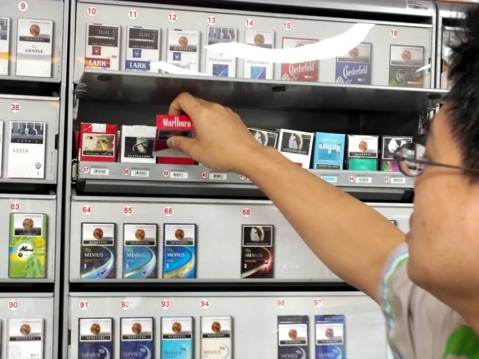 扔下手串和萝卜刀,这届小学生忙着去大街上捡烟卡了_腾讯新闻