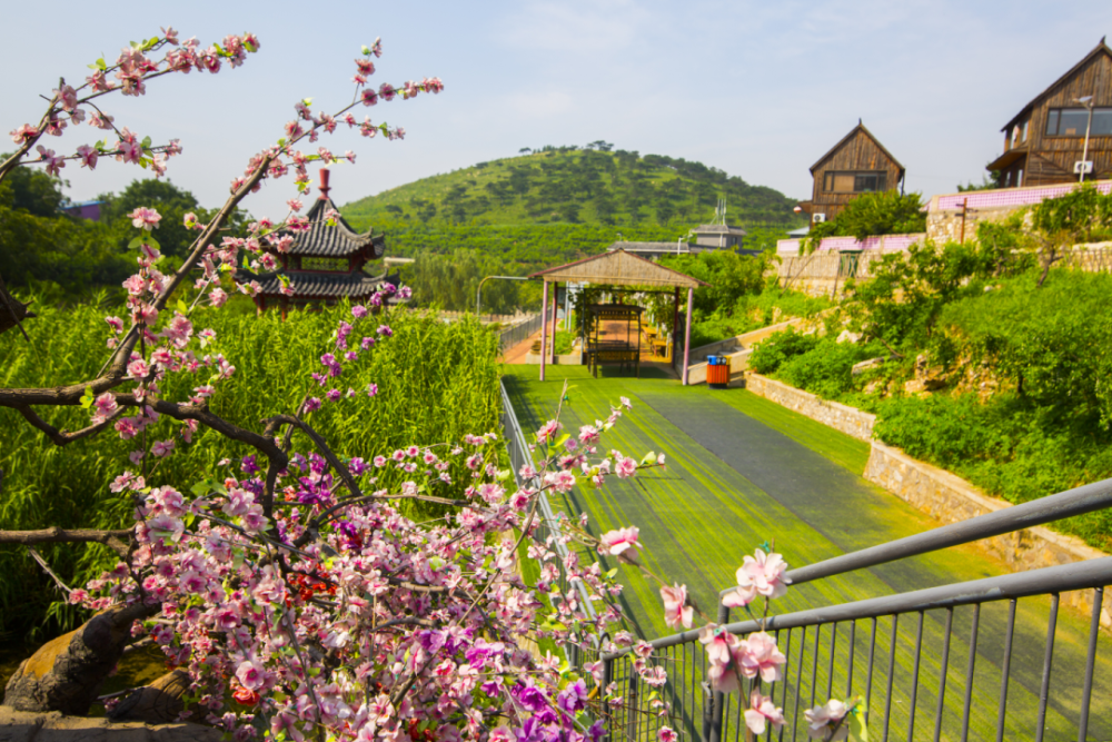 山缘生态庄园山缘生态庄园景区是集餐饮,住宿,垂钓,瓜果采摘,特色养殖