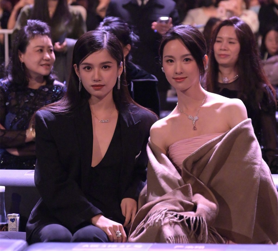 微博之夜台下全是戏,王嘉尔卖萌,雷佳音被打手,杨幂吃瓜一脸震惊_腾讯