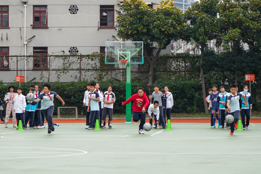 上海市十五中学体育课上,学生进行运球练习这几天,家住浦东的王女士带