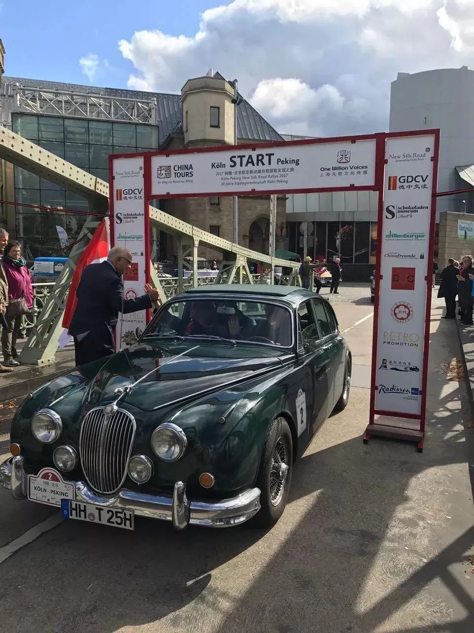 7辆越野车开启了穿越喜马拉雅之旅;2024年5月,英国等国老爷车自驾旅游