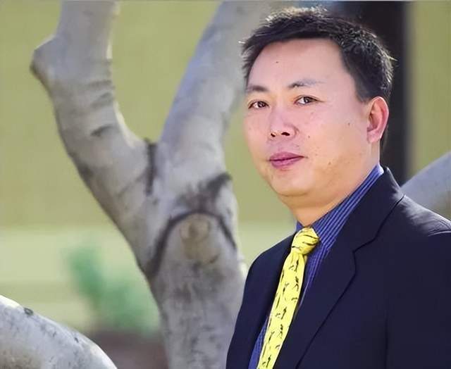 极兔董事会七个席位中,创始人李杰,非执行董事郑玉芬,廖清华,张源都与