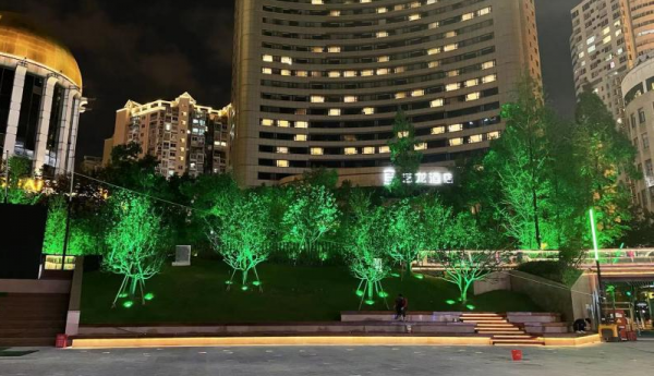 南京路步行街世纪广场景观照明上新科技感十足