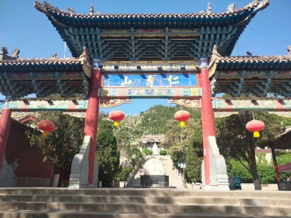 位于陇西县城西南一华里处,仁寿山原名十方山,因千年古刹十方寺而出名