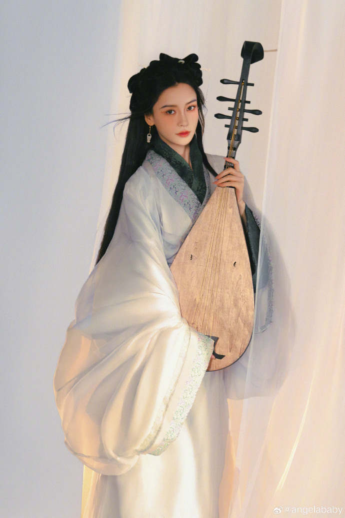 baby怀抱琵琶气质超绝,眼神清冷犀利,温柔恬静宛如画中人