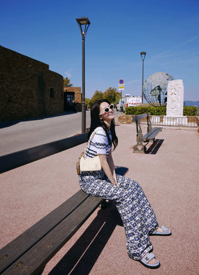 金晨分享海边美照,秀性感小蛮腰马甲线,笑容甜美灿烂宛如初恋