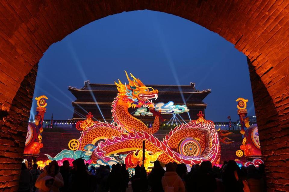 灯火暖长安 龙启中国年|西安城墙新春灯会正式亮灯_腾讯新闻