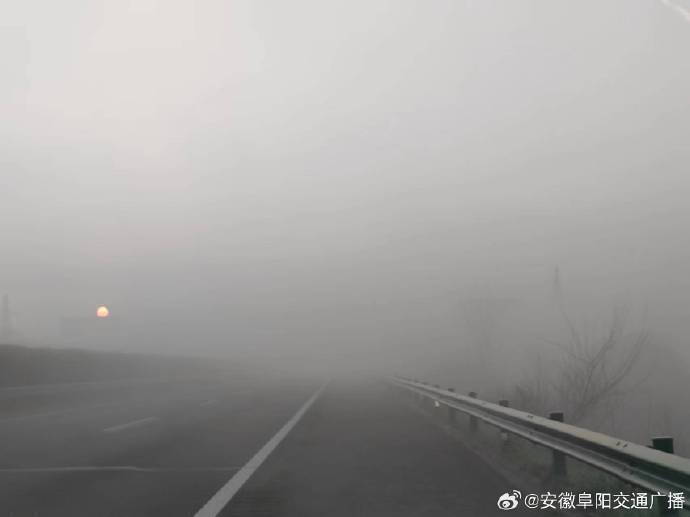 山东等地大雾局地能见度低于50米安徽阜阳境内高速公路临时封闭