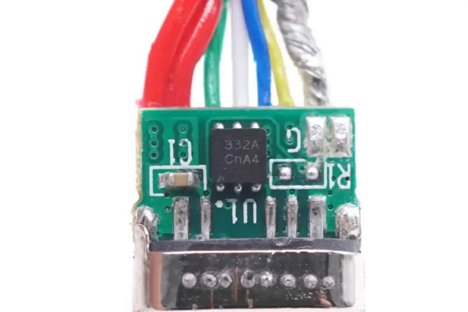 拆解发现均内置e-marker芯片