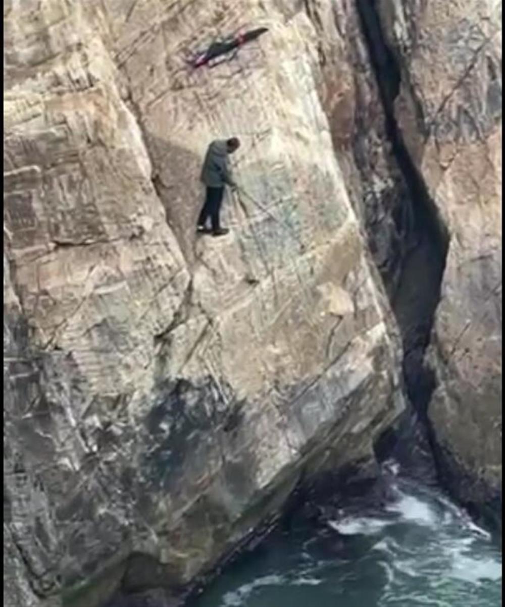 男子在临海绝壁上“拿生命钓鱼”，该地疑产生过多起失足坠亡事情