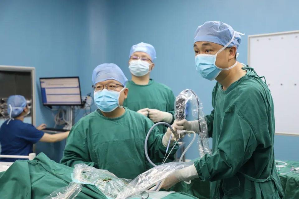 "激"碎顽石,"钬"出精彩!局麻经皮肾镜轻松去除男子体内顽石