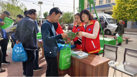 在东坝镇新时代文明实践所,科普宣传志愿者围绕民勤县高效节水农业
