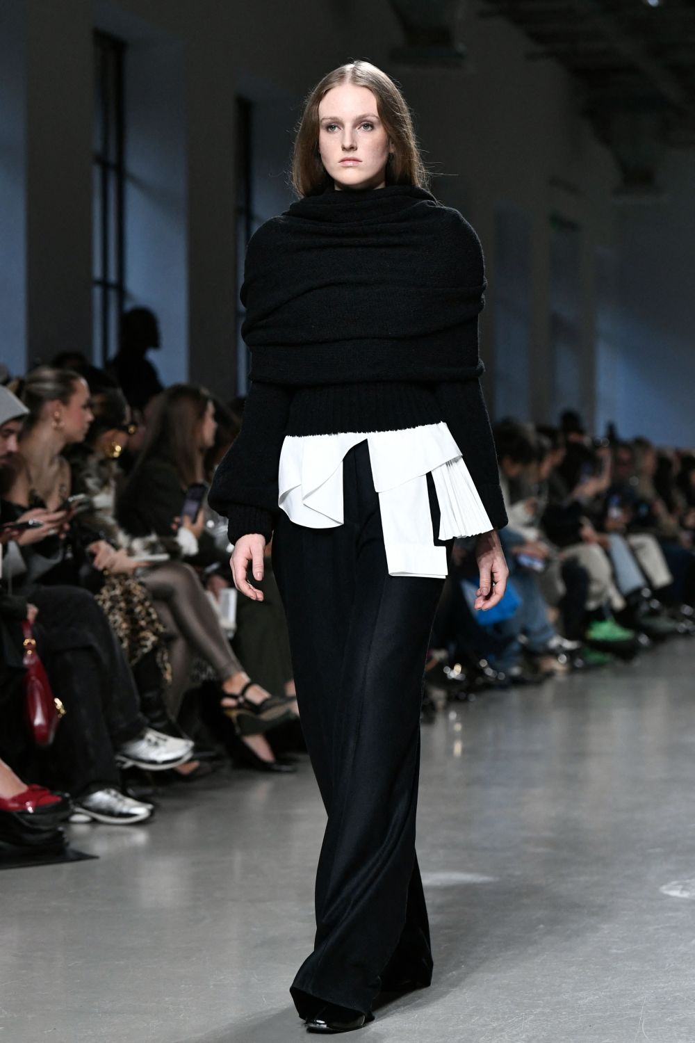 新华社/法新2月27日,模特在法国巴黎时装周上展示mossi品牌2024/25