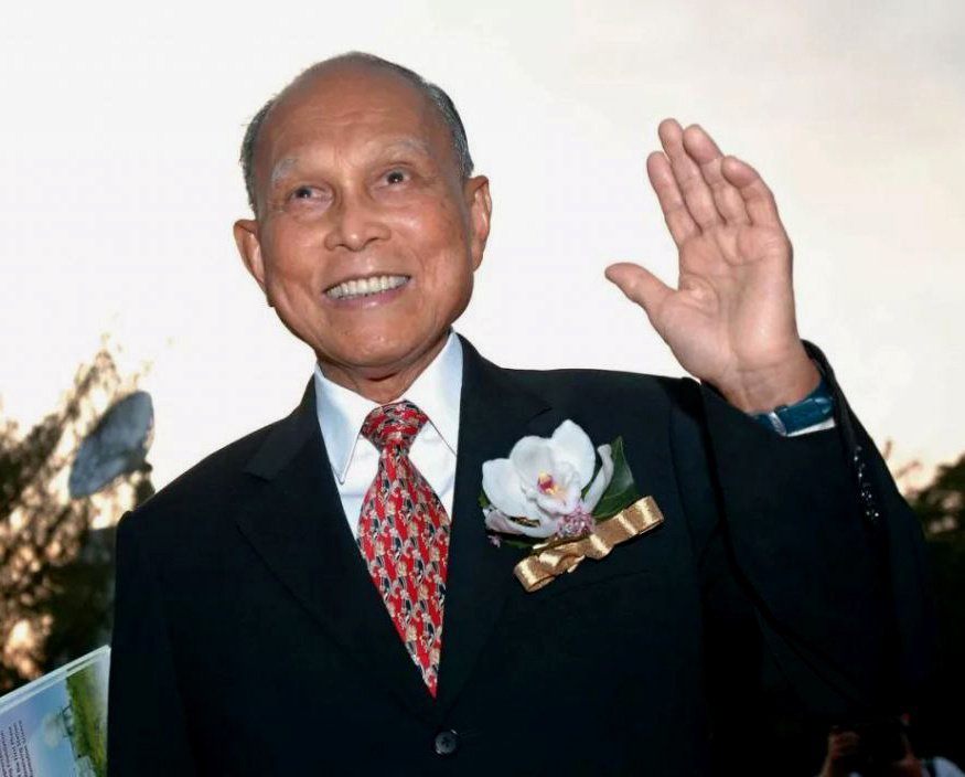 霍启刚参加爷爷霍英东纪念活动,合照曝光,坐在第一排,彰显地位插图16