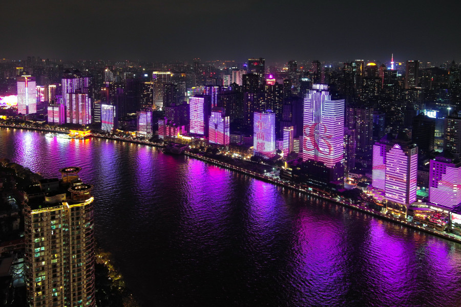 30,市民惊喜发现,珠江两岸主要地标性建筑的灯光从星光点点渐变成紫色