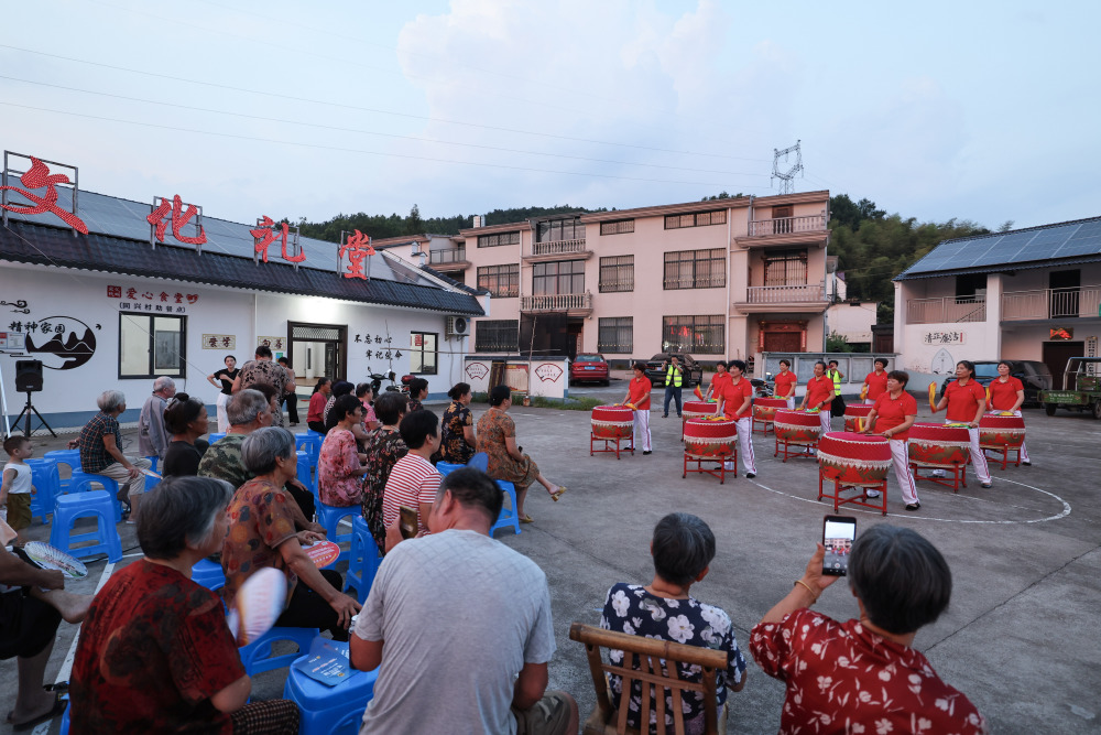 新华社记者 徐昱 摄8月8日,在诸暨市同山镇同兴村的文化礼堂外,村民聚
