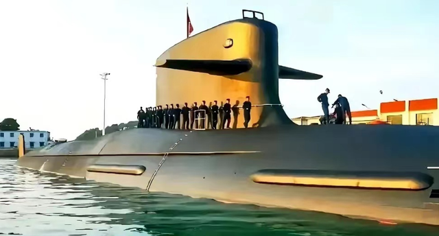 这艘093g型攻击核潜艇,让网友感兴趣的还有,在其艇体侧舷有两块突出的