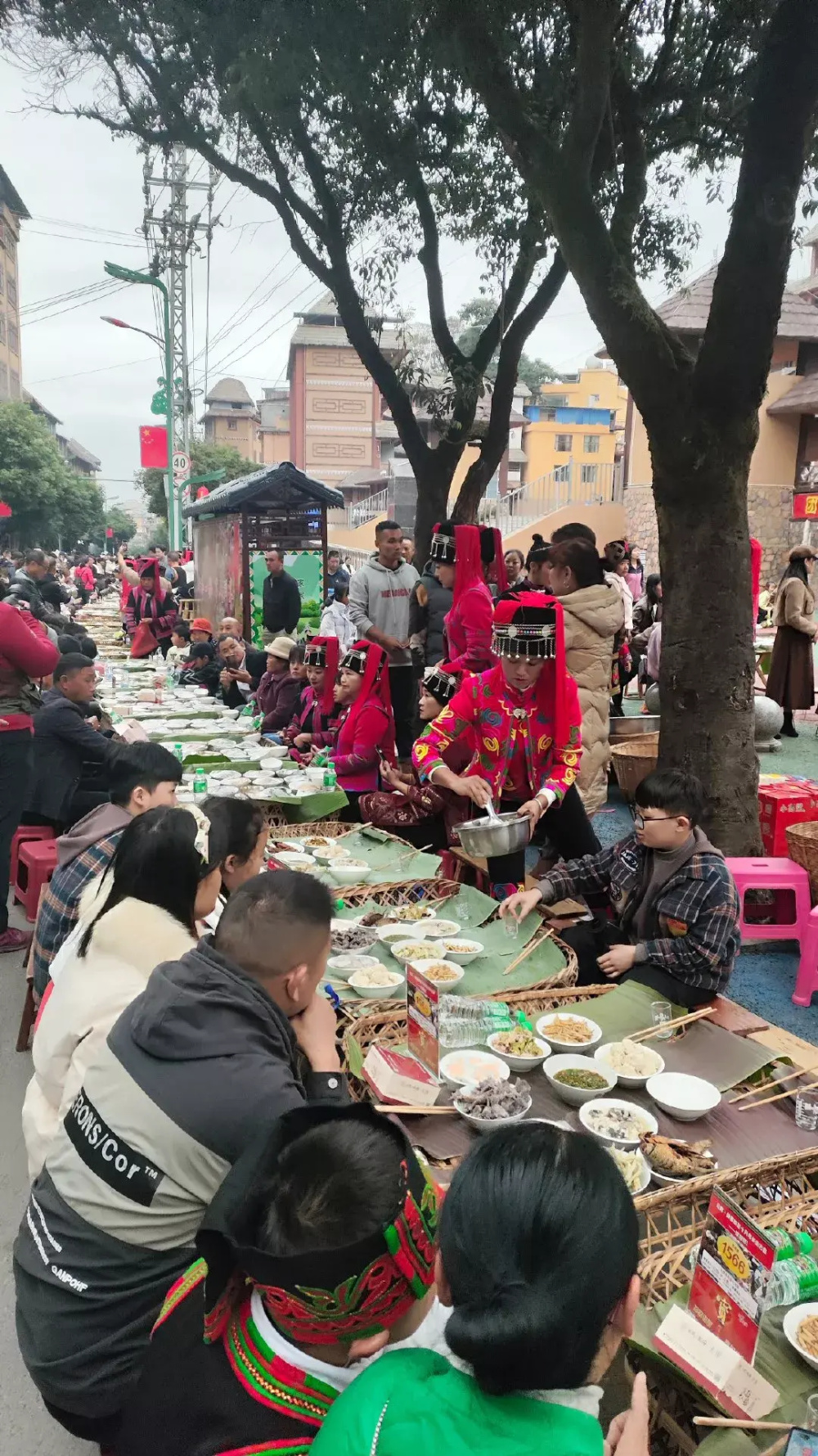 云南省红河州绿春县喜迎哈尼新年 设置宴席四千余桌万人共享长街宴