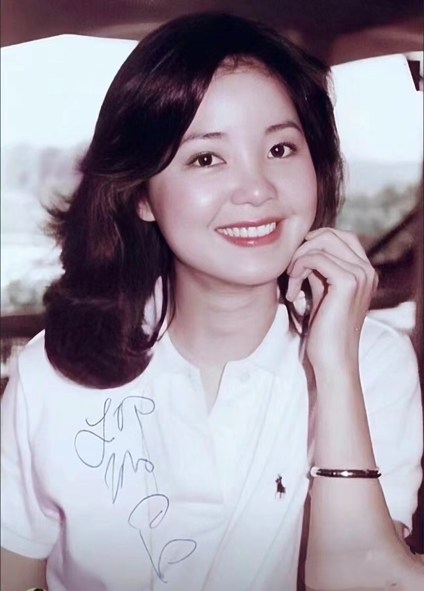 邓丽君40年前的夏季穿搭告诉我们:时尚再次轮回,你穿衣也不如她潮