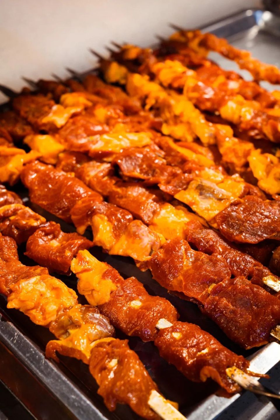 等你吃几口大盘鸡,女主人又会迅速端来外酥里嫩的烤鱼,滋滋冒油的烤肉