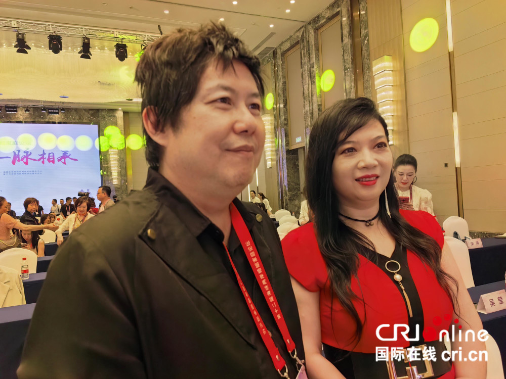 台湾艺人熊天平和北京姑娘杨洋(摄影 马晓叶)台湾艺人熊天平和本