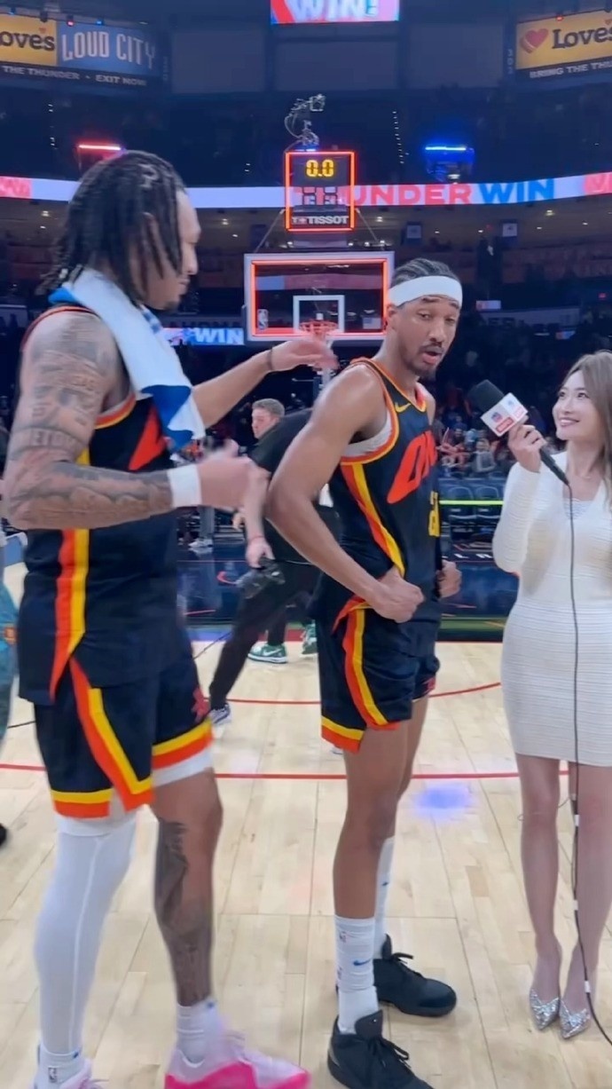 美女记者孟超:现场球迷都称阿隆-维金斯为"救世主"_腾讯新闻