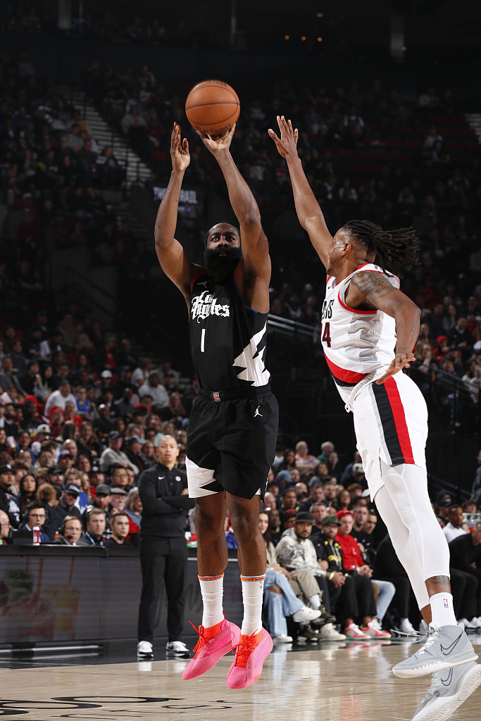 快船喊停;暂停回来哈登3分命中,乔治造犯规2罚2中,瑞斯3分投进打破