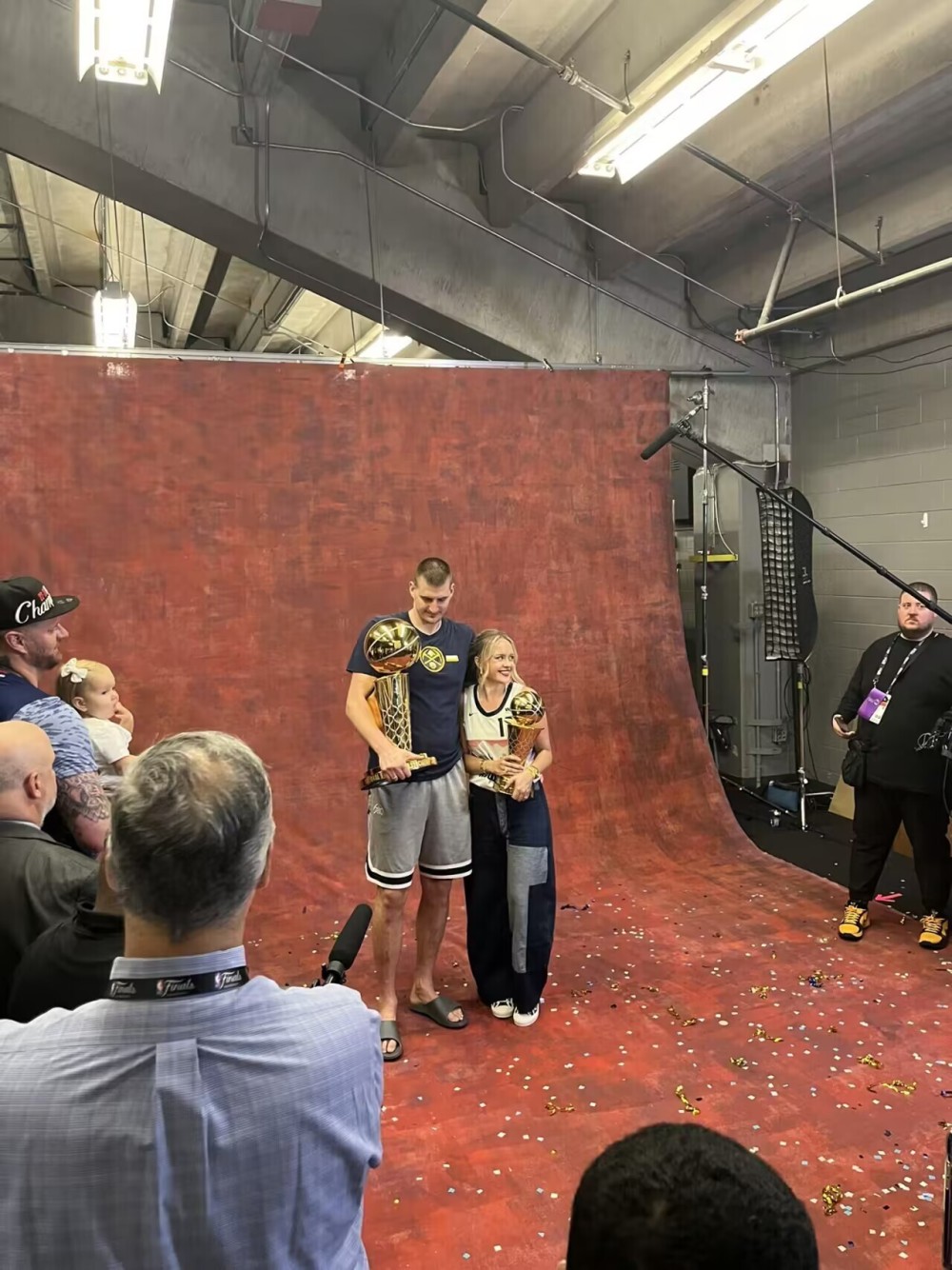 你是真不讲究?约基奇穿大裤衩 拖鞋拍夺冠定妆照_腾讯新闻