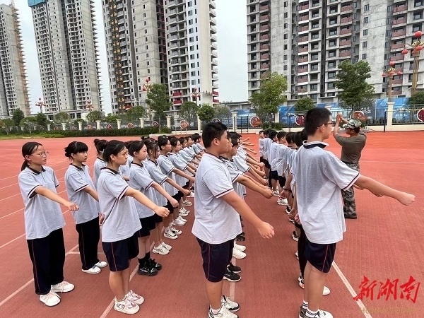 石门县湘佳永兴学校:菁菁校园秋点"兵"