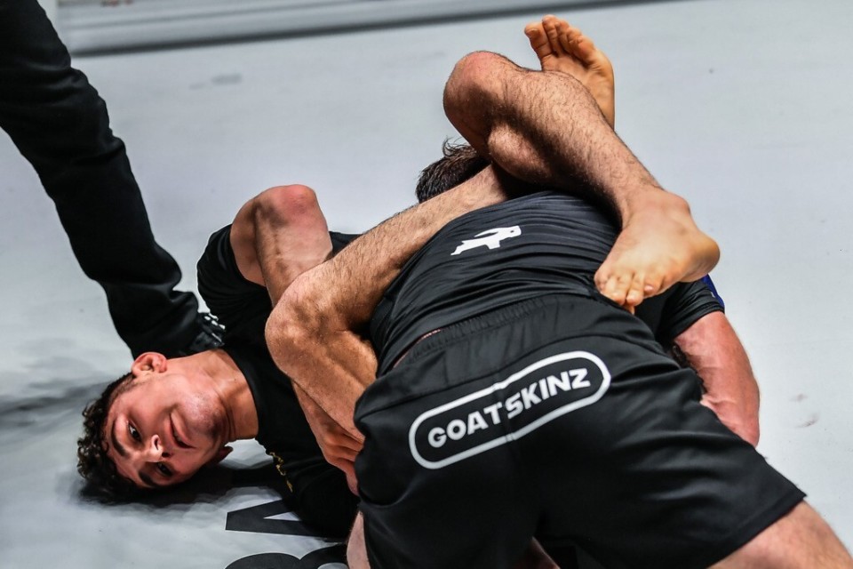 8分3秒裸绞降服无道服巴西柔术世界冠军奥萨马-阿尔马尔维(osamah al